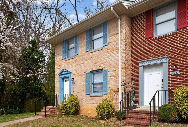 Foto del edificio - 2 Bedroom 2.5 Bath End Unit Townhouse in Fredericksburg