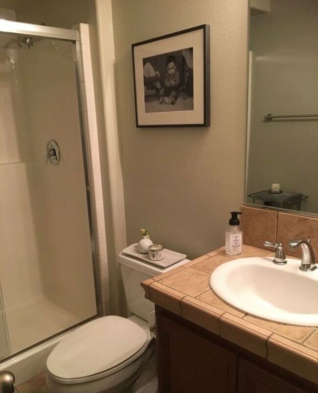 Foto del edificio - Simi Valley - Two story 4 bedroom, 3 bathroom townhome in Paseo Del Sol!