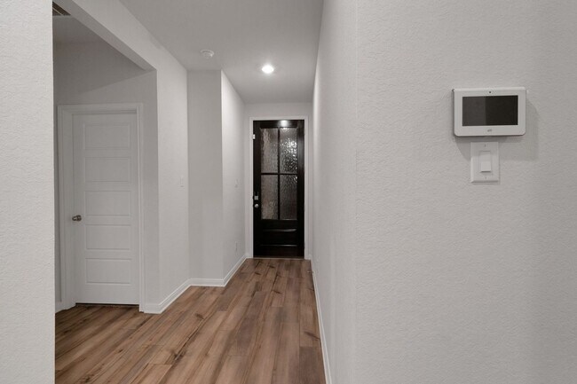 Building Photo - Spacious 4BR Home in New Braunfels