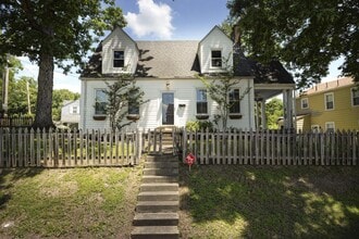 Building Photo - 1104 Summit Dr