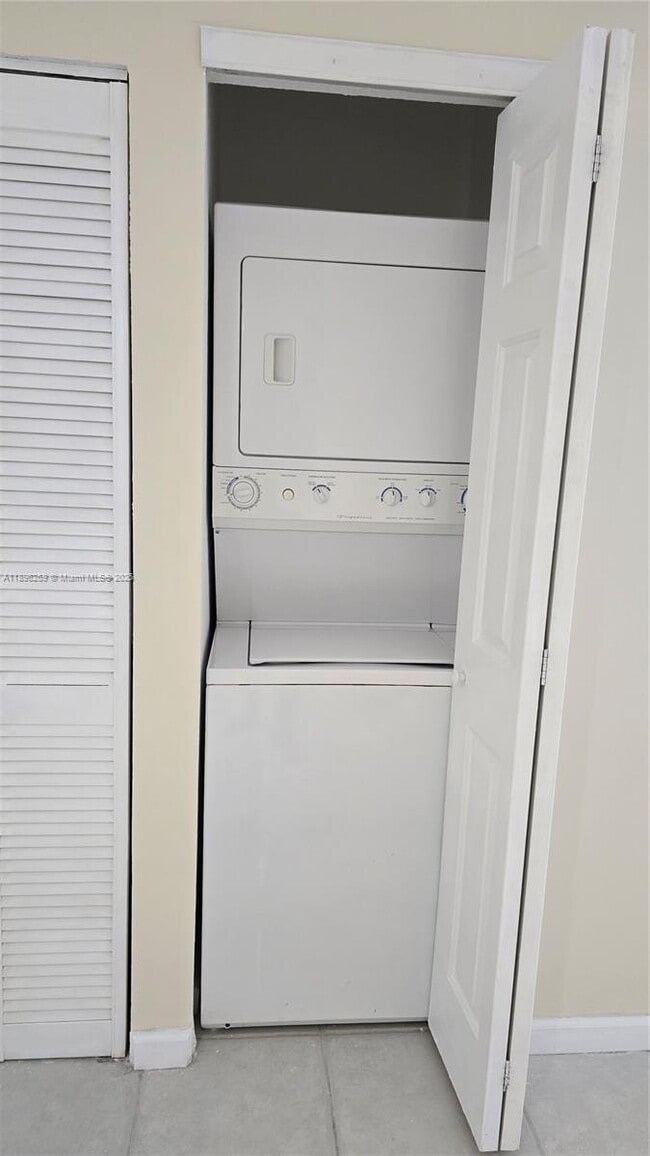 Building Photo - $2,500MONTHLY;4802 WASHINGTON ST #12 HOLLY...