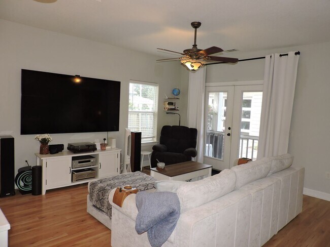 Building Photo - Convenient to downtown Pensacola!
