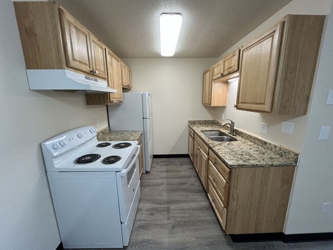 Building Photo - Fully Renovated Unit with a Walk Out Deck!! Ground Level Two Bedroom Apartment Available Now!