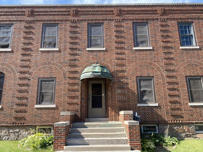 Building Photo - 225 N Pioneer Ave
