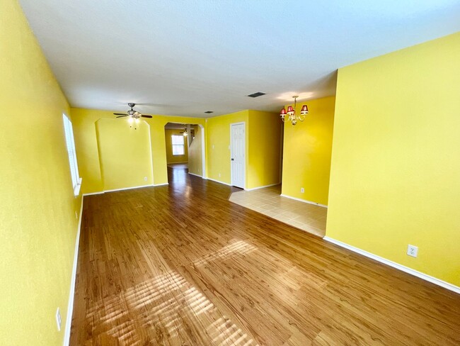 Building Photo - Spacious 4x2 Rental Home at The Park at Un...