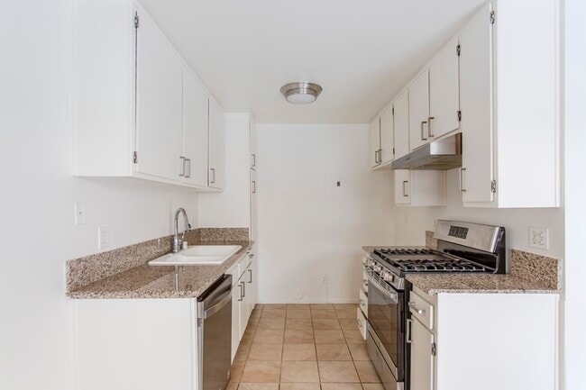 Building Photo - Chatsworth Rent This Now