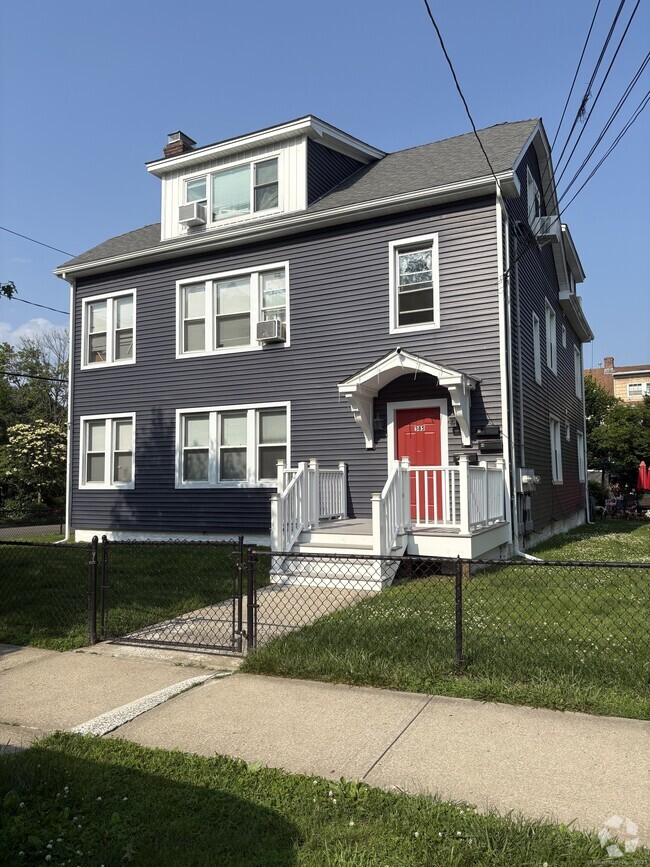 Building Photo - 385 Savin Ave