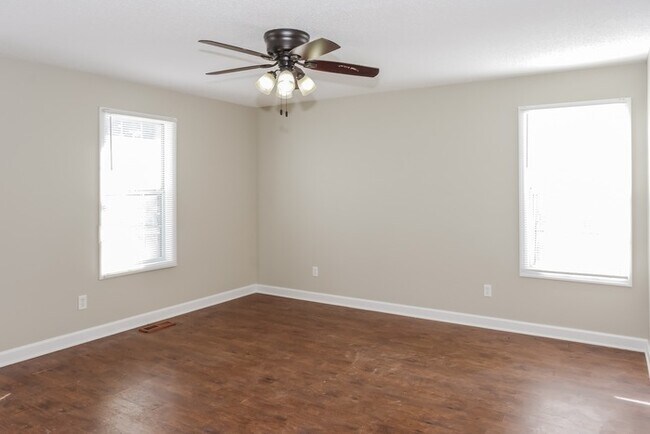Foto del edificio - 29902 Little Creek Rd