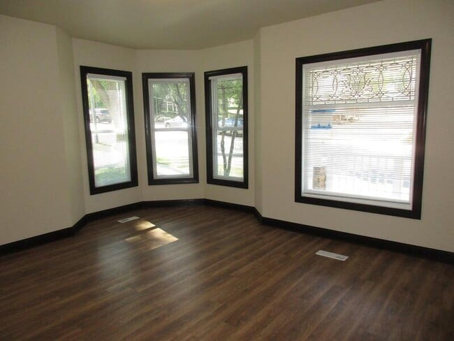Building Photo - 141 E Gorham St