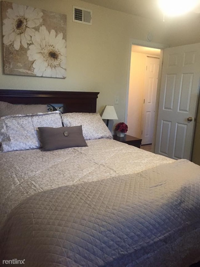 Building Photo - 2 br, 1 bath  - Crossroads at Cedarwood E1
