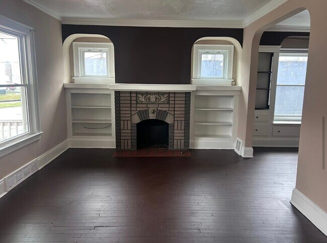 Building Photo - 9501 Rosewood Ave
