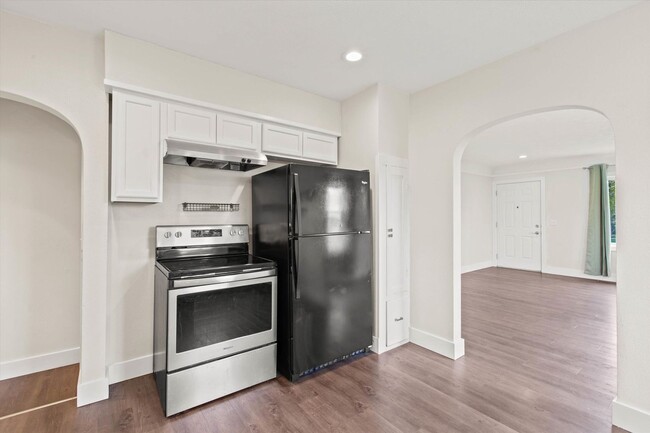 Building Photo - Lovely South Hill Home! Nicely Updated!