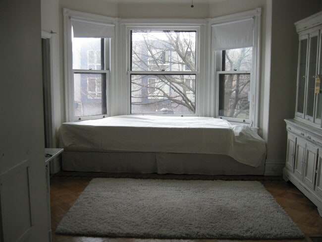 Living space & view - 4613 Cedar Ave