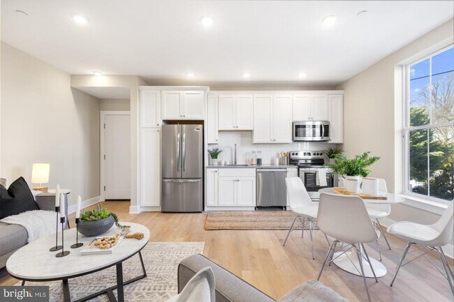 Foto del edificio - 6712 Ridge Ave