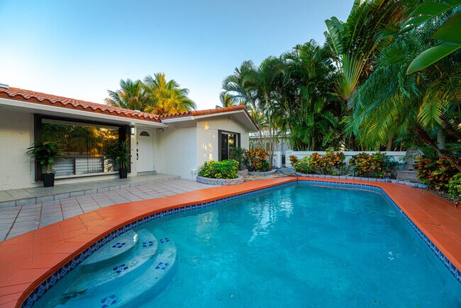 Building Photo - 1016 NE 26th Ave