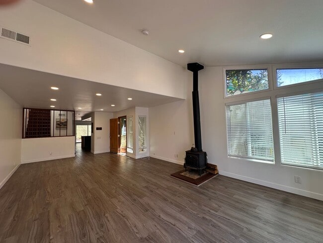Building Photo - Huntington Beach Home