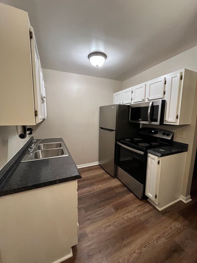 Walk to Vandy and Hillsboro Village, 1 Bed/1 Bath at the Villager West, Top Floor and Newly Renov... - Walk to Vandy and Hillsboro Village, 1 Bed/1 Bath at the Villager West, Top Floor and Newly Renov... House