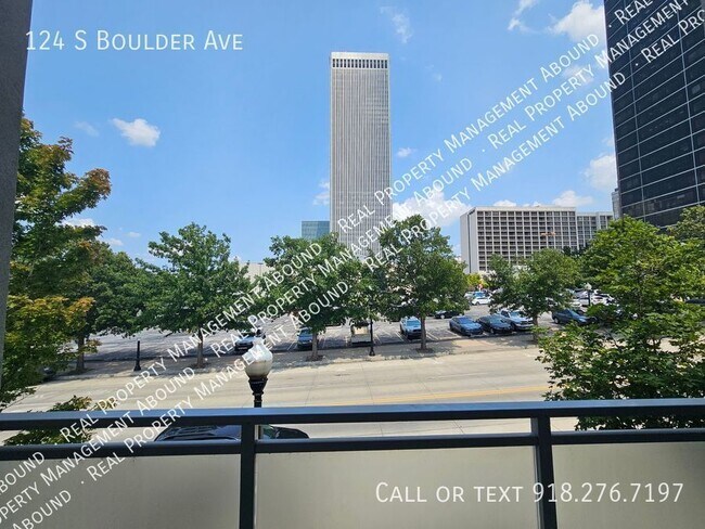 Building Photo - Urban City Life!