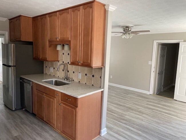 Building Photo - 104 Laurel Court - RECENTLY RENOVATED! All...