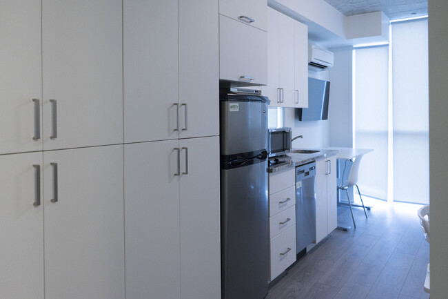 Photo du bâtiment - Studio unit at 1800 Simcoe St (Available NOW)