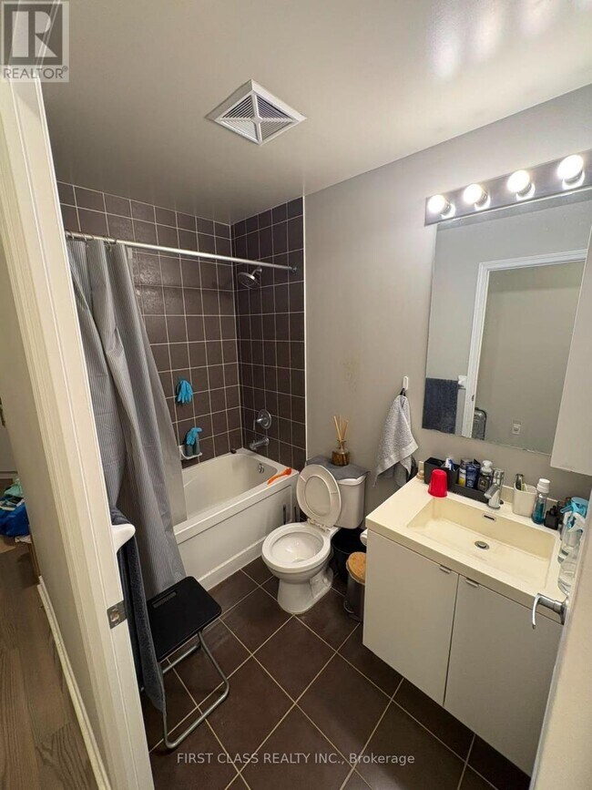 Building Photo - 352 Front St W