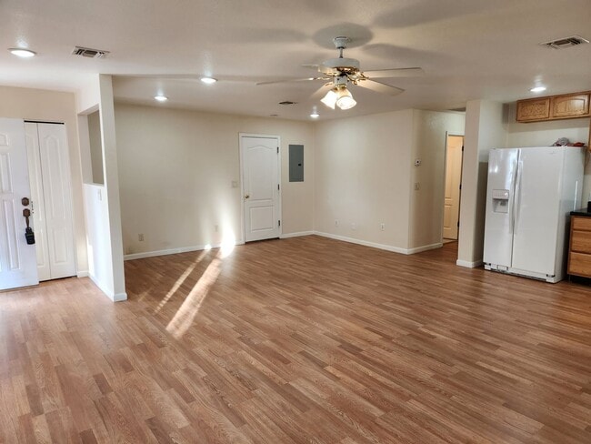 Building Photo - COMING SOON ~ 2 Bed / 2 Bath w/ Oversized 2 Car Garage