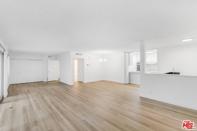 Building Photo - 825 S Gretna Green Way