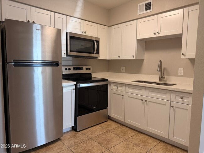 Building Photo - 492 W 18th Ave