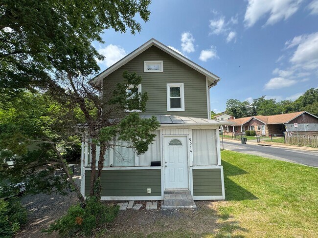 Building Photo - Charming 2 Bed 1.5 Bath Single Family Home...