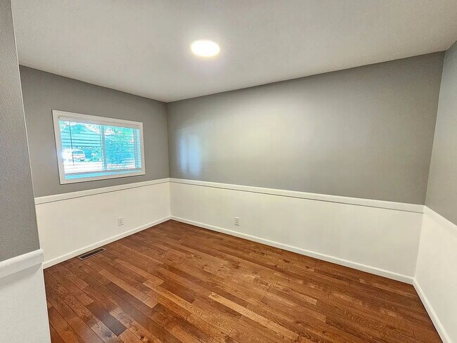 Building Photo - "Charming 3-Bedroom Retreat with 2 Full Bathrooms in Island City – Your Cozy 1,213 Sq Ft Haven!"