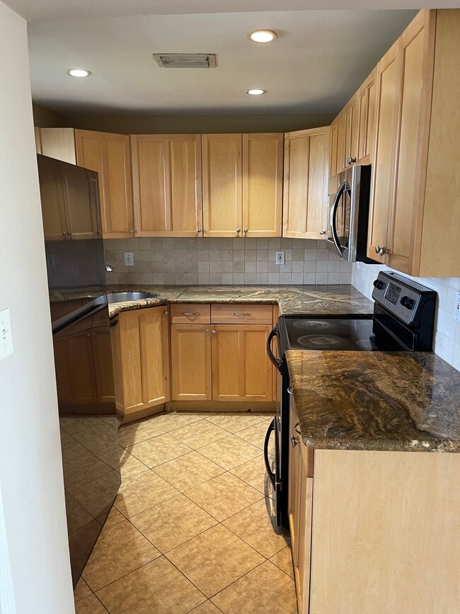 Kitchen - 941 Crystal Lake Dr