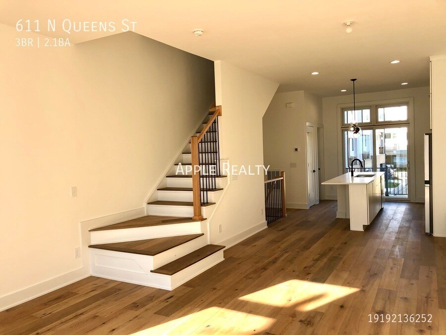 Primary Photo - 611 N Queens St Townhome - Available Augus...