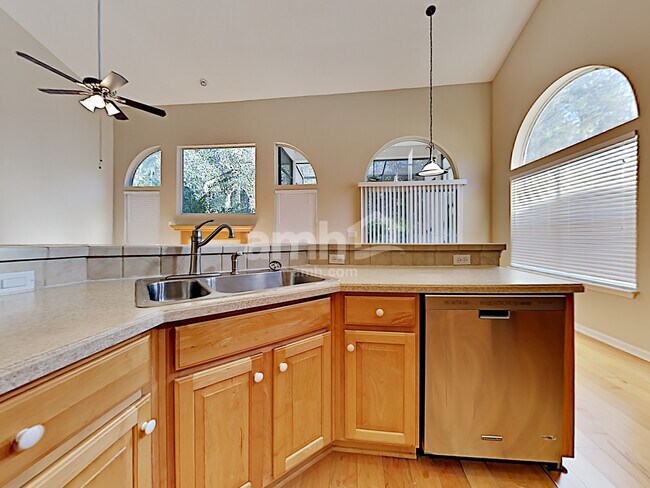 Foto del edificio - 240 Sweetbrier Branch Ln