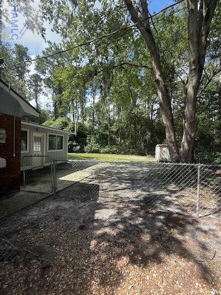 Building Photo - 814 Kelly Dr
