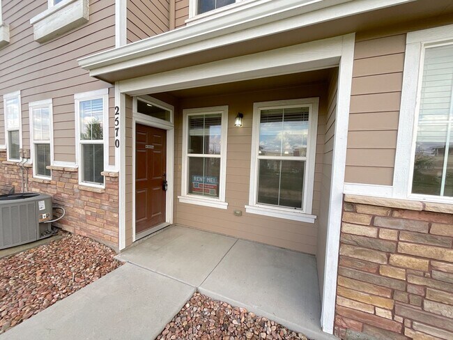 Building Photo - 3 Bedroom Townhome Available Near Constitu...