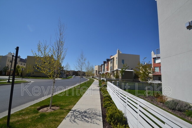 Building Photo - 11373 S Oakmond Rd