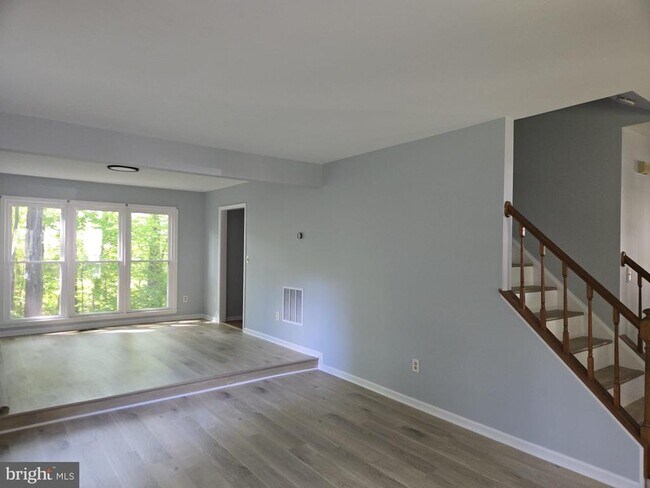 Foto del edificio - 2205 Blue Valley Dr
