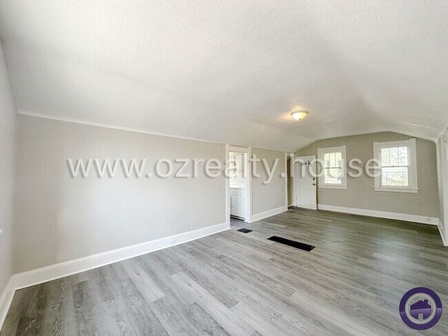 Building Photo - 209 Eldred Ave