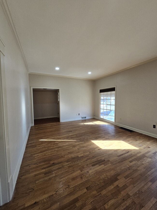 Building Photo - 517 S Vine St