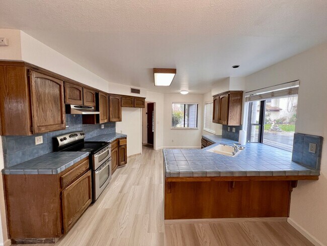 Building Photo - Move in Bonus $500 Rent $2,200 Alluvial & ...