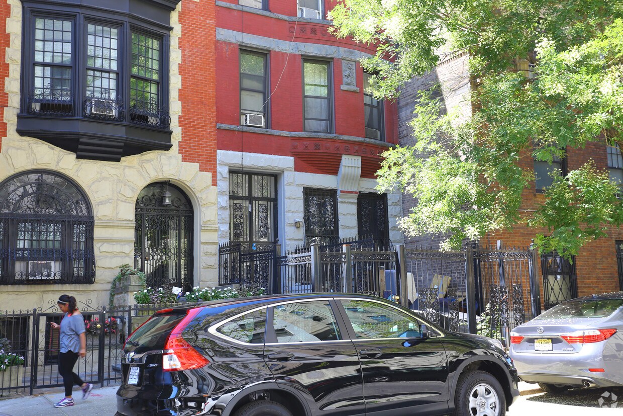 Building Photo - 256 W 75th St