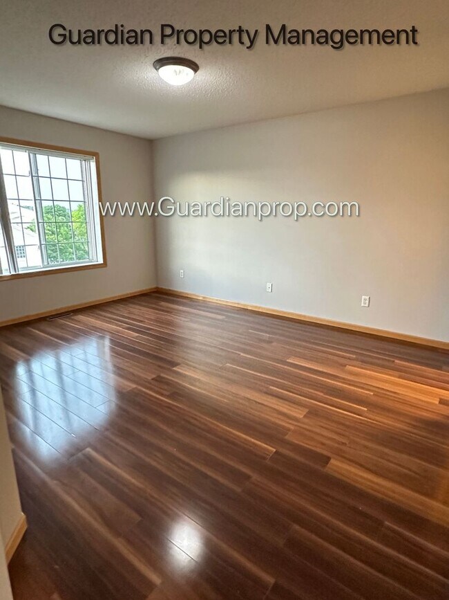 Foto del edificio - Maple Grove Town Home, 2 Car Garage, W/D, Balcony, Dishwasher, Avail June/July