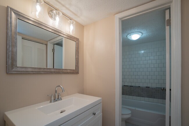 Foto del edificio - 2410 Price St