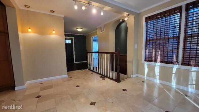 Building Photo - 3 br, 2 bath House - 2013 CLAIRMONT TER NE