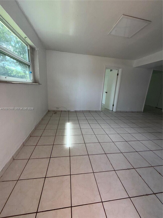 Foto del edificio - 1545 NE 128th St