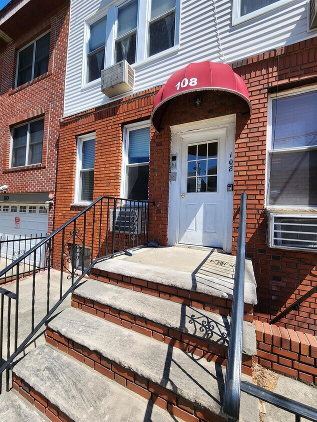 Primary Photo - 108 Thorne St