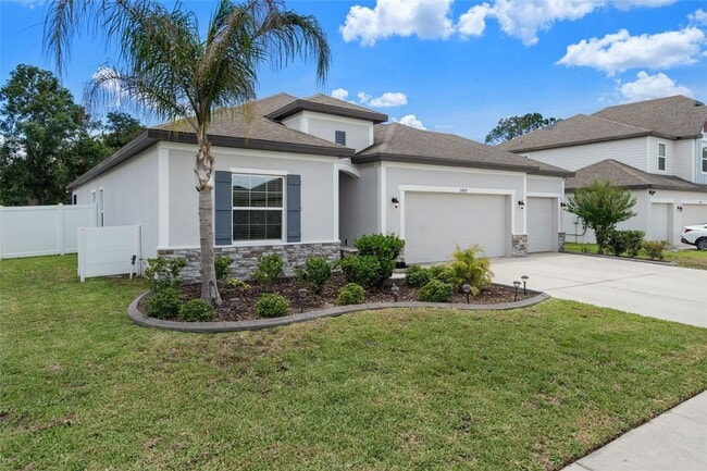 Foto del edificio - Beautiful 4bd 2ba Home plus a 3 Car Garage