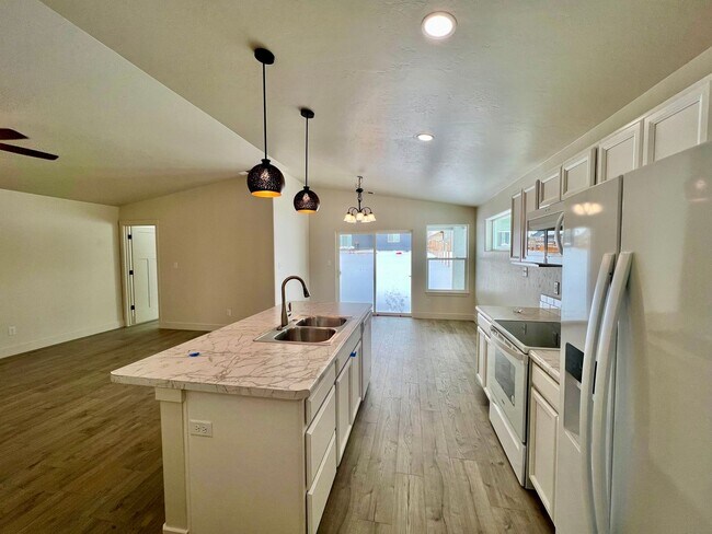 Building Photo - Single Family Home for Rent in Rifle