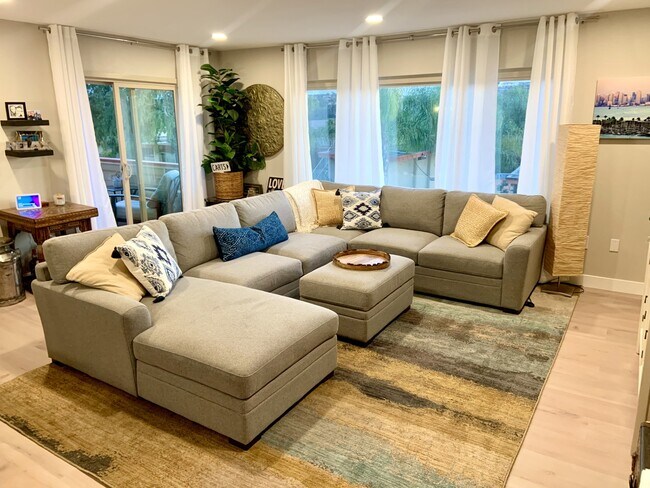 Living Room - 6824 Hyde Park Dr