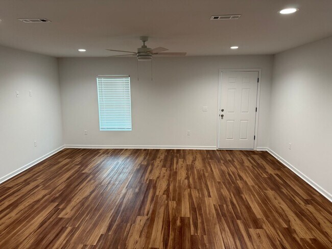 Foto del edificio - 215 Charleston Dr